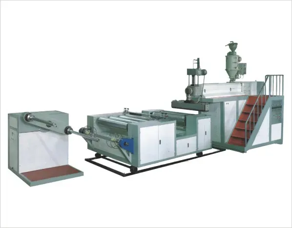 El Proceso de Reciclaje de Plástico con Extrusoras 1 Industrial extrusion machine with multiple components and a staircase.